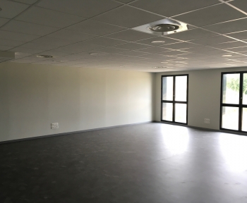 Location Bureau 0 pièces La Chapelle-en-Serval (60520) - Centre d'affaire accessible PMR